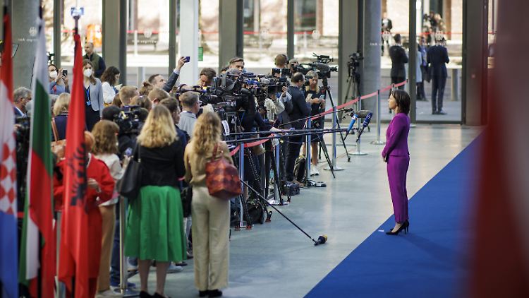 Ist Deutschlands Gesicht in der Welt und damit durchaus einverstanden: Baerbock vor Pressevertretern.