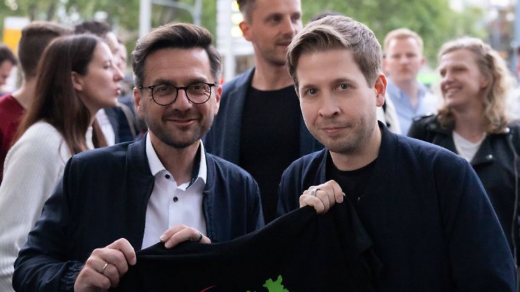 SPD-Spitzenkandidat Kutschaty und Kühnert im Wahlkampf. 
