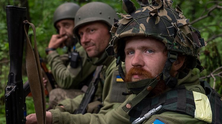 Ukrainische Soldaten ruhen sich in einem kürzlich zurückeroberten Dorf nördlich von Charkiw im Osten der Ukraine aus.