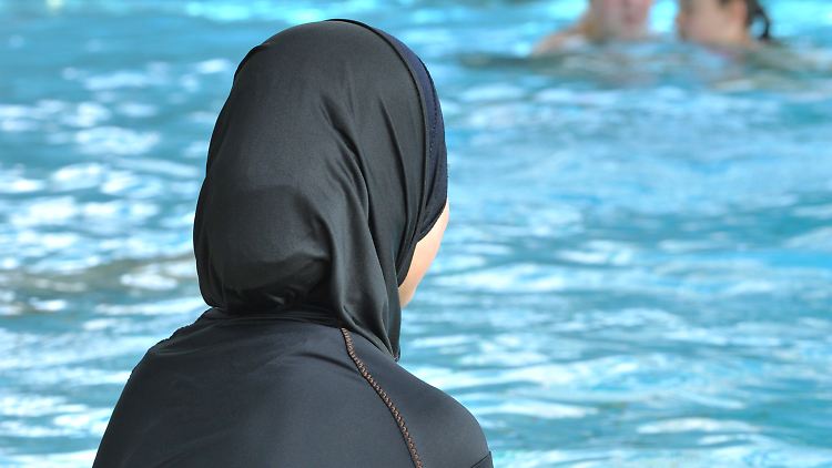 Diesen Anblick wollen in Frankreich nicht alle im Schwimmbad.