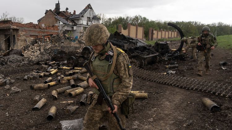Ukrainische Streitkräfte patrouillieren am Sonntag in einem zurückeroberten Dorf nördlich von Charkiw. 