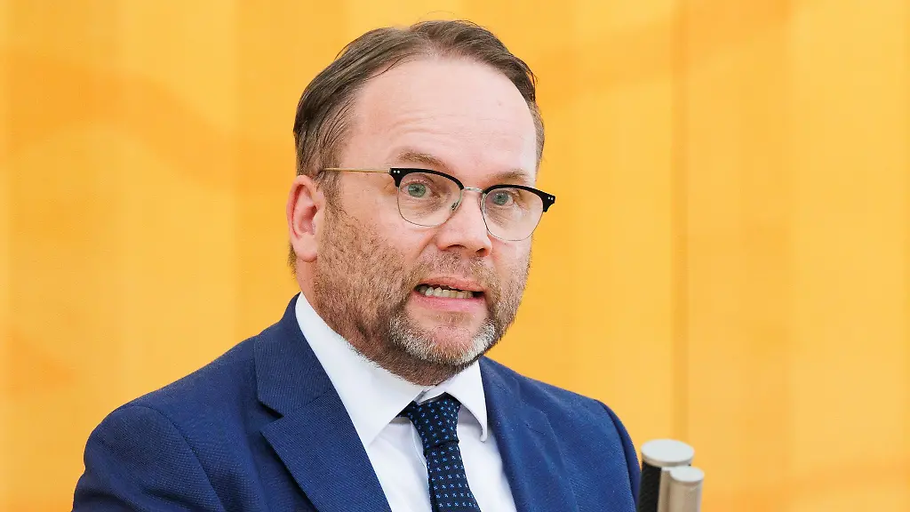 Nach-einer-Protestaktion-bei-der-Umweltaktivisten-das-Wasser-der-Wasserspiele-im-Bergpark-Wilhelmshoehe-gruen-eingefaerbt-haben-aeussert-Hessens-Kulturminister-Timon-Gremmels-SPD-deutliche-Kritik