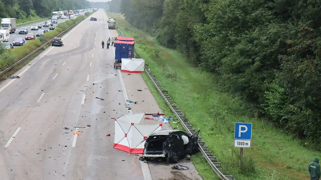 Nach-einem-grossen-Unfall-mit-mehreren-Beteiligten-und-Verletzten-auf-der-A5-bei-Bruchsal-ist-eine-Fahrtrichtung-gesperrt