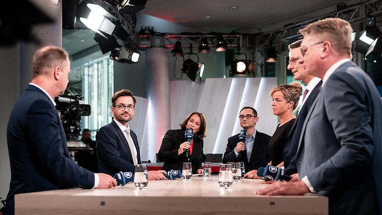 Die Spitzenkandidaten in NRW am Wahlabend von links nach rechts: Joachim Stamp (FDP), Thomas Kutschaty (SPD), Mona Neubaur (Grüne), Hendrik Wüst (CDU), Ministerpräsident von Nordrhein-Westfalen, Markus Wagner (AfD) und in der Mitte die zwei Moderatoren.
