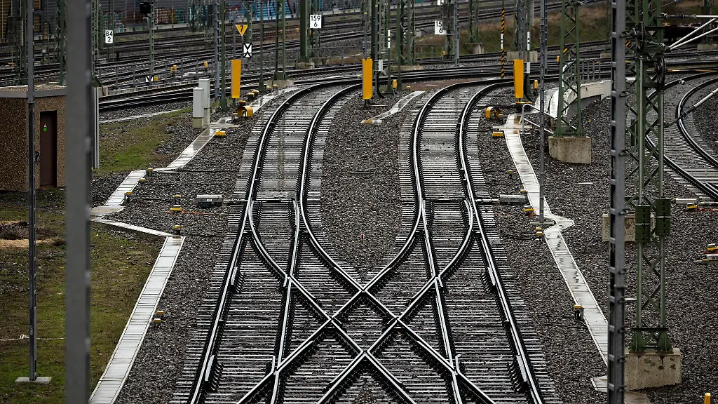 Immer-wieder-legen-Menschen-Steine-auf-Gleisen-und-loesen-damit-Polizeieinsaetze-aus
