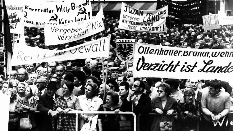 Rund 20.000 Menschen demonstrierten im Mai 1972 in Bonn auf einer Kundgebung des Bundes der Vertriebenen (BDV) gegen die Ratifizierung der Ostverträge. 