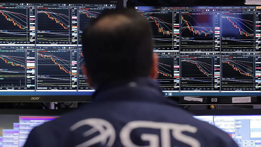 2024-04-04T202449Z-769728840-RC2WZ6A38TYX-RTRMADP-3-USA-STOCKS