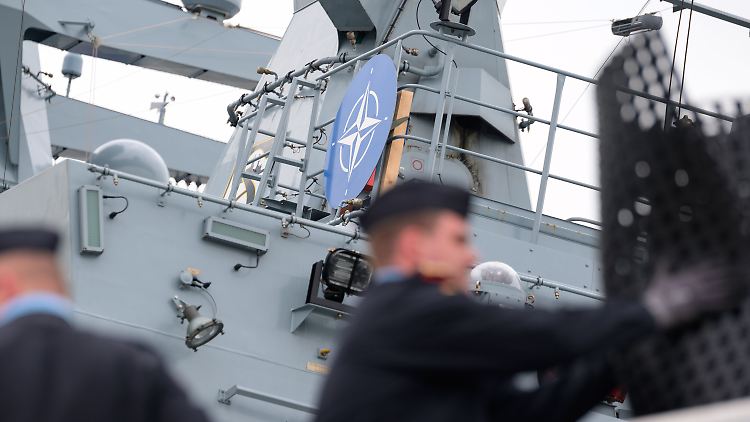 Soll auch das Zwei-Prozent-Ziel der NATO im Grundgesetz verankert werden? Die Grünen sind bislang dagegen, die Union nennt es als Bedingung für ihre Zustimmung.