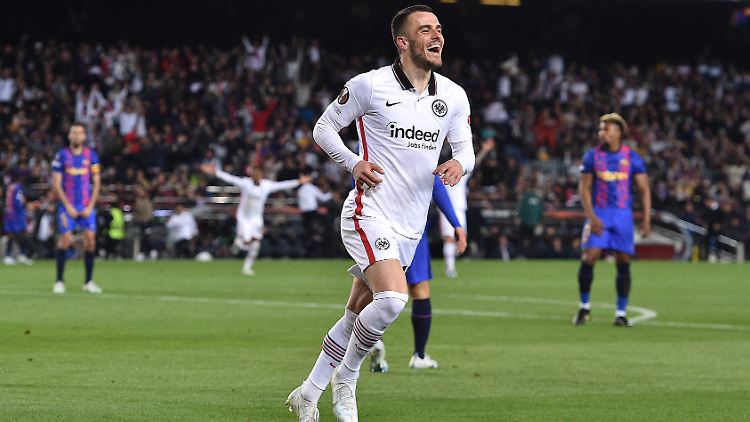 Mach's nochmal, Filip! Kostic bejubelt das zwischenzeitliche 3:0 für die Frankfurter Eintracht im Europa-League-Vertelfinalrückspiel beim FC Barcelona.