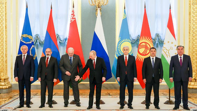 Putin zeigt Lukaschenko seinen Platz fürs Gruppenfoto: OVKS-Treffen in Moskau.