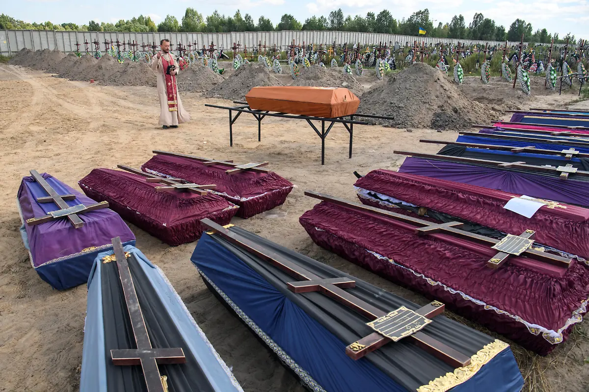 2022-09-02T134716Z-927387912-RC2X8W9MOY7F-RTRMADP-3-UKRAINE-CRISIS-BUCHA-BURIAL