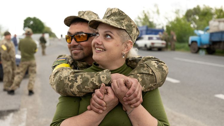 Ukrainische Soldaten und Freiwillige wehren russische Angriffe an der östlichen Frontlinie ab.