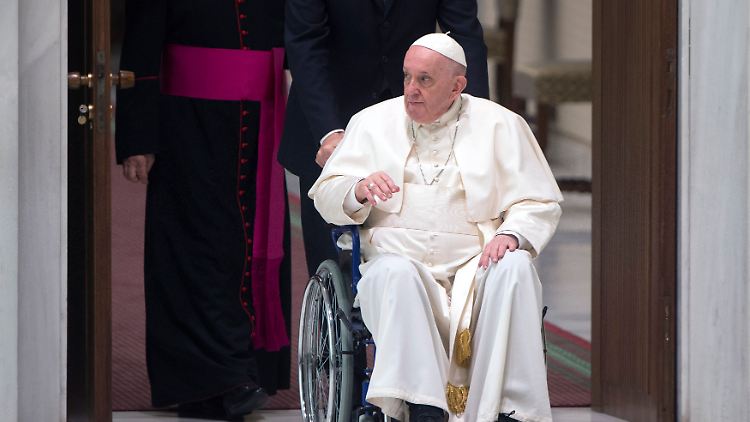Der 85-Jährige Papst hatte jüngst berichtet, dass ihm die Ärzte wegen der Schmerzen im rechten Knie aufgetragen haben, das Gelenk so wenig wie möglich zu belasten.