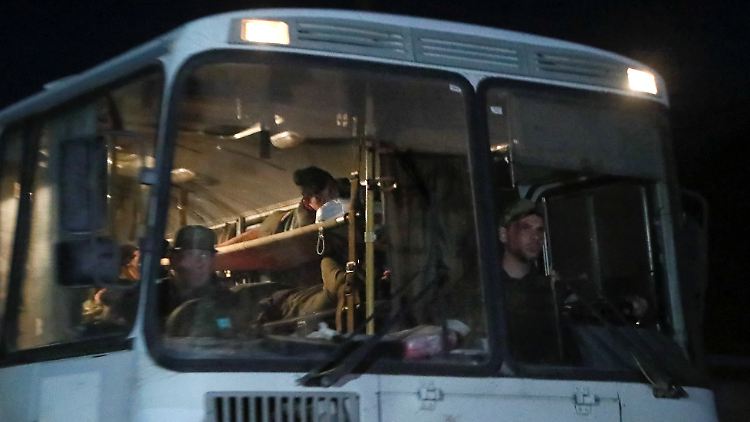 Augenzeugen verfolgen den Abtransport der Soldaten. Weitere Details sind unklar.