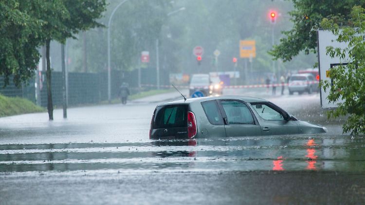Wenn Autos so tief unter Wasser gestanden haben, sind schwerste Schäden zu erwarten.