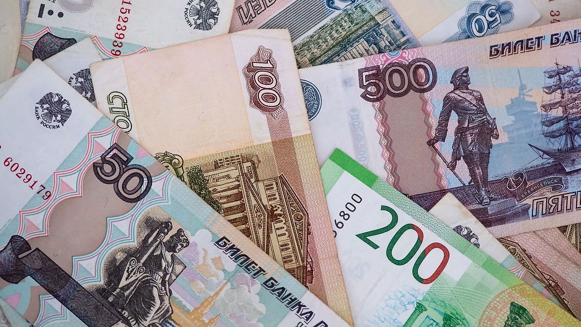 Trotz des Zusammenbruchs der russischen Wirtschaft wird der Rubel immer stärker.