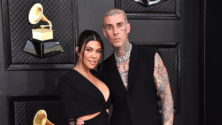 Sorge um Schlagzeuger: Kourtney Kardashian hat ihren Mann Travis Barker ins Krankenhaus begleitet. 