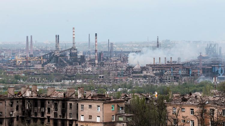Die Ukraine hat Asowstal aufgegeben, was mit den gefangen genommenen Kämpfern geschieht, ist aber unklar.