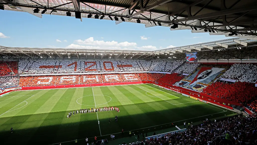 Kuenftig-naeher-an-den-eigenen-Fans-Der-SC-Freiburg-zieht-mit-seiner-Trainerbank-um