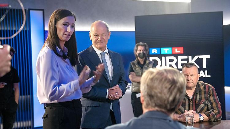 Olaf Scholz mit Moderatorin Pinar Atalay im RTL-Studio.