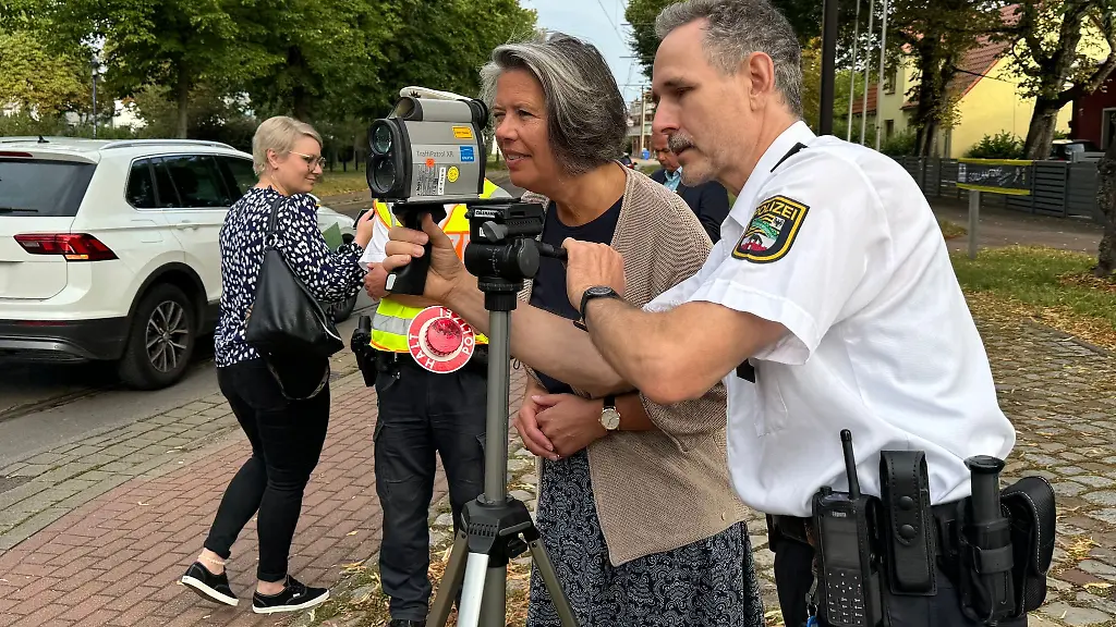 Innenministerin-Tamara-Zieschang-ist-am-ersten-Schultag-bei-Polizeikontrollen-an-Schulwegen-dabei