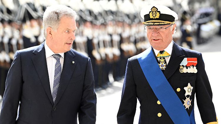 Im Gleichschritt in die NATO. Einigkeit soll auch der heutige Staatsbesuch des finnischen Präsidenten Sauli Niinisto beim schwedischen König Carl XVI. Gustaf signalisieren.