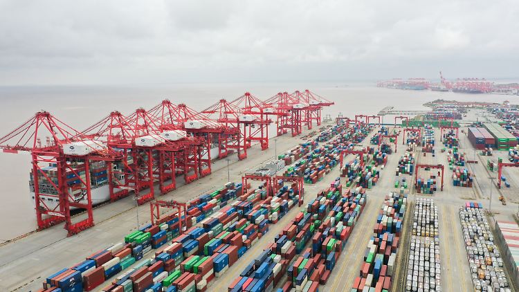Ein Containerschiff von China nach Deutschland ist rund 30 bis 40 Tage unterwegs.