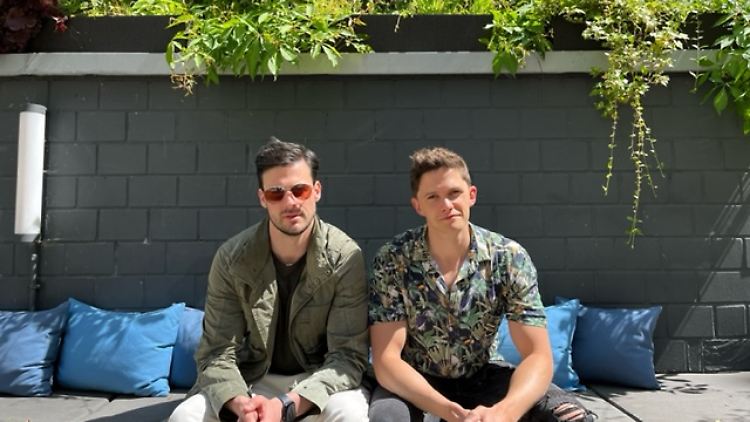 Tom Prior (r.) und Oleg Zagorodnii (l.) sehen sich zum ersten Mal seit dem Krieg in der Ukraine wieder.