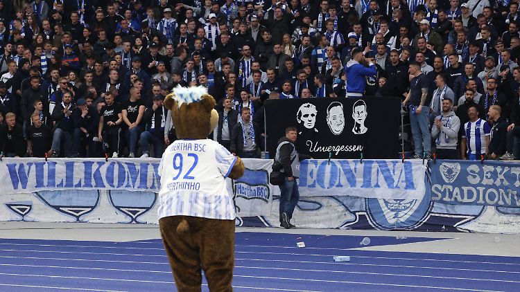 Muss Maskottchen Herthinho am Donnerstag zu viele HSV-Fans begrüßen?