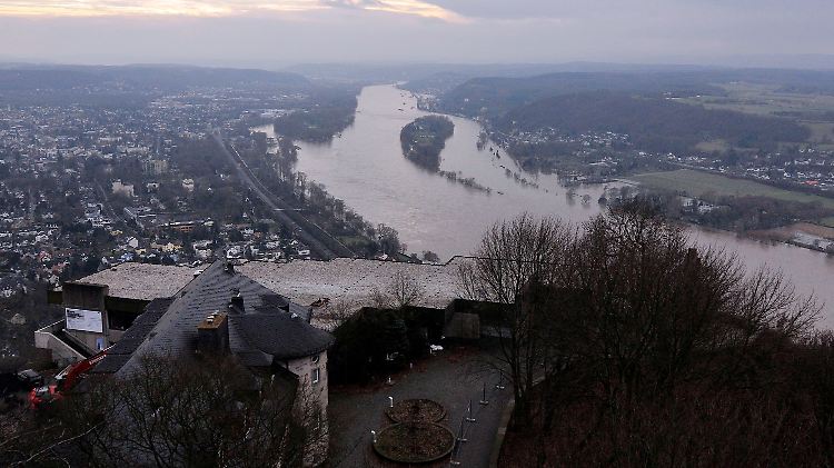 Blick über das Gebäude des Restaurants auf dem Drachenfels bei Königswinter im Siebengebirge auf den Hochwasser führenden Rhein.