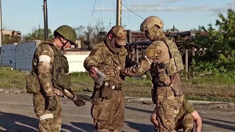 Das Bild wurde vom russischen Verteidigungsministerium veröffentlicht. Es soll russische Soldaten mit einem gefangenen ukrainischen Soldaten aus dem Stahlwerk zeigen.