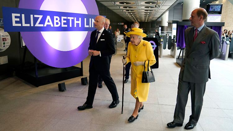 Unangekündigt, aber bei guter Gesundheit: Die Queen wagt sich in den Londoner Untergrund.