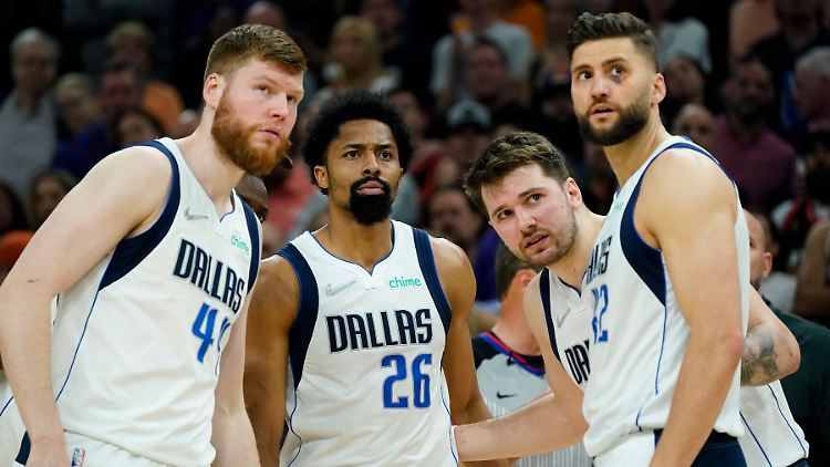 Angeführt von Luka Doncic (2. von rechts) steht Maxi Kleber (rechts) mit Dallas im NBA-Halbfinale.