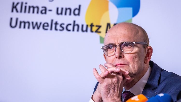 Ex-Regierungschef Sellering hält eine Auflösung der Stiftung weiter für rechtlich unmöglich.