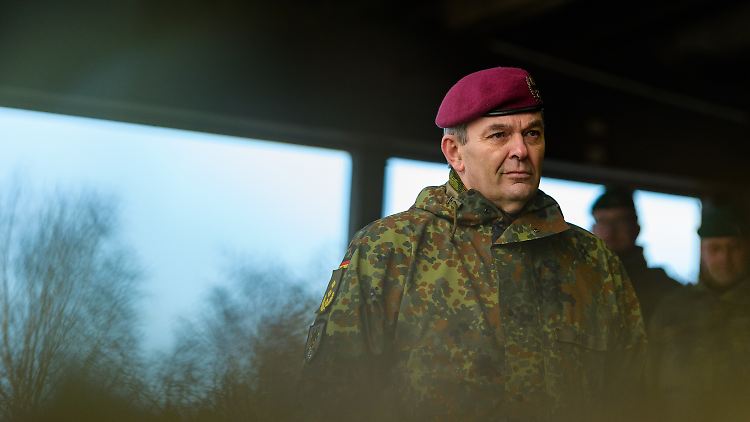 "Kein Unternehmer, kein Politiker ist heute in der Lage, seinen Auftrag nur mit Festnetzanschluss und Faxgerät zu erfüllen", sagt Generalleutnant Alfons Mais.