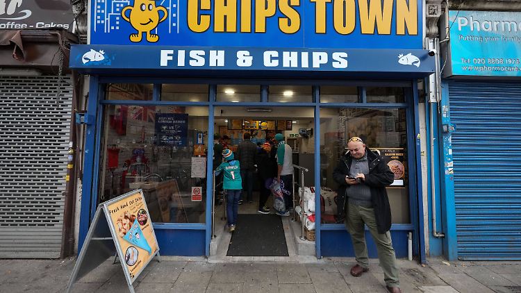 Mehl, Sonnenblumenöl, Fisch und Kartoffeln - die vier Zutaten für das britische Nationalgericht Fish and Chips sind besonders stark vom Preisanstieg betroffen.