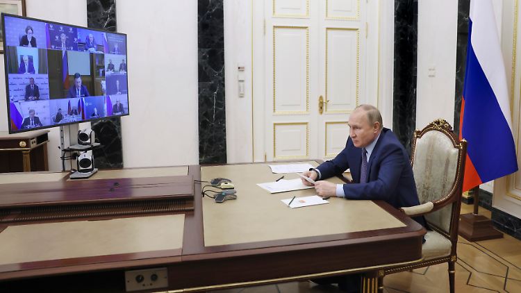 Putin bei einer Video-Konferenz über die Entwicklung der Öl-Wirtschaft.