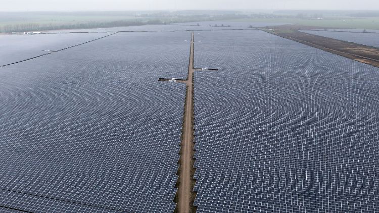 Deutschlands größter Solarpark im brandenburgischen Werneuchen: Auf 164 Hektar stehen Solarmodule mit einer Leistung von 187 Megawatt.