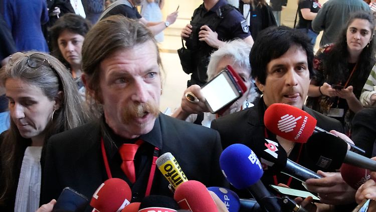 Bekennender Christ und Trump-Anhänger: Eagles-of-Death-Metal-Sänger Jesse Hughes beim Prozess in Paris.