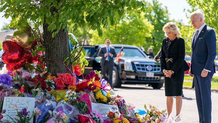 Biden und seine Ehefrau Jill besuchten die nahe der weltberühmten Niagara-Wasserfälle gelegene Stadt Buffalo, die zum Ort eines grausamen Anschlags wurde.