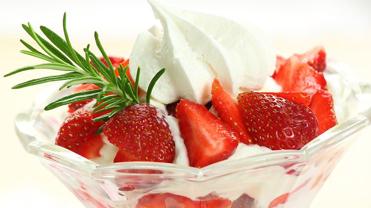 Das Dessert Eton Mess sei "an dem privilegierten Ort erfunden" worden, wo der Premier zur Schule gegangen sei - der Elite-Schule Eton, erläutert Jamie Oliver.