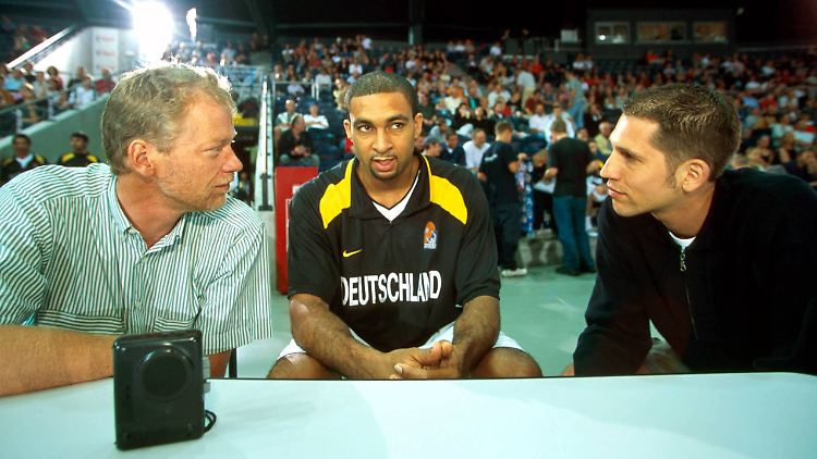 Okulaja im Jahr 2001.