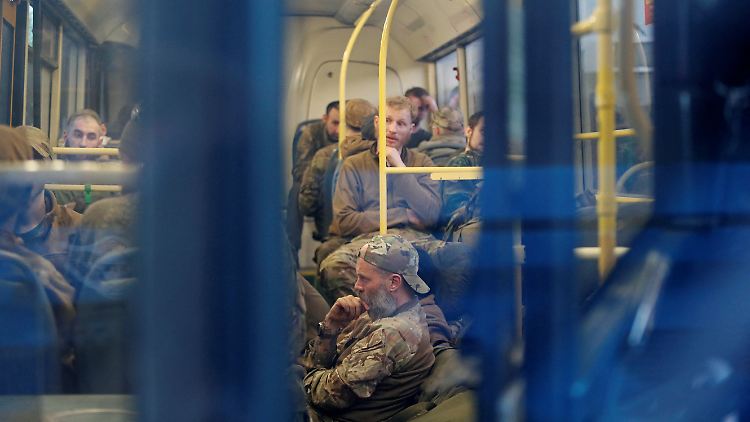 In Bussen wurden die Asowstal-Kämpfer abtransportiert. Es ist nicht bekannt, wohin Russland die unverletzten Ukrainer gebracht hat.