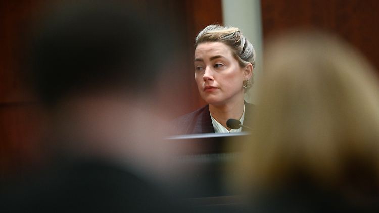 Amber Heard muss sich den Fragen von Depps Anwälten stellen.