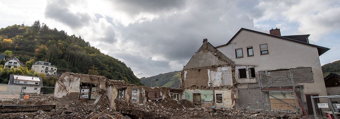 Ein zerstörter Gasthof am Ufer der Ahr in Dernau (Rheinland-Pfalz) nach der Flutkatastrophe im Juli 2021.
