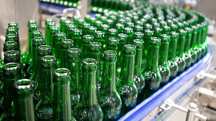 Für neue Flaschen müssten Unternehmen derzeit 80 Prozent mehr zahlen als noch vor einem Jahr, so der Chef des Deutschen Brauer-Bunds Eichele.