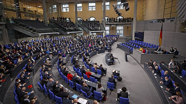 Mit 736 Abgeordneten ist der Bundestag derzeit größer als je zuvor.