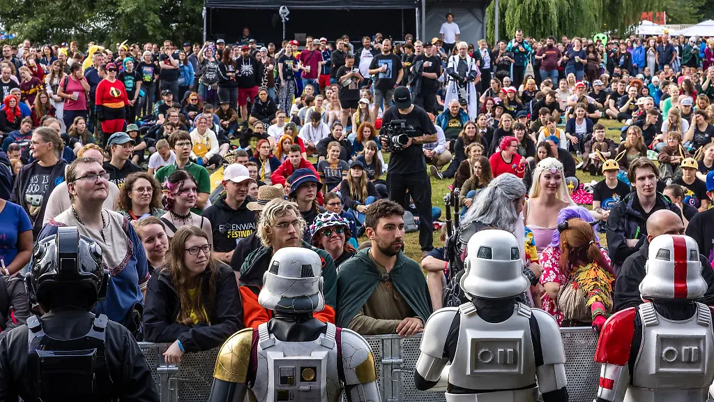 Fantasy-Fans-und-Comic-Liebhaber-feiern-beim-Elbenwald-Festival-in-Cottbus