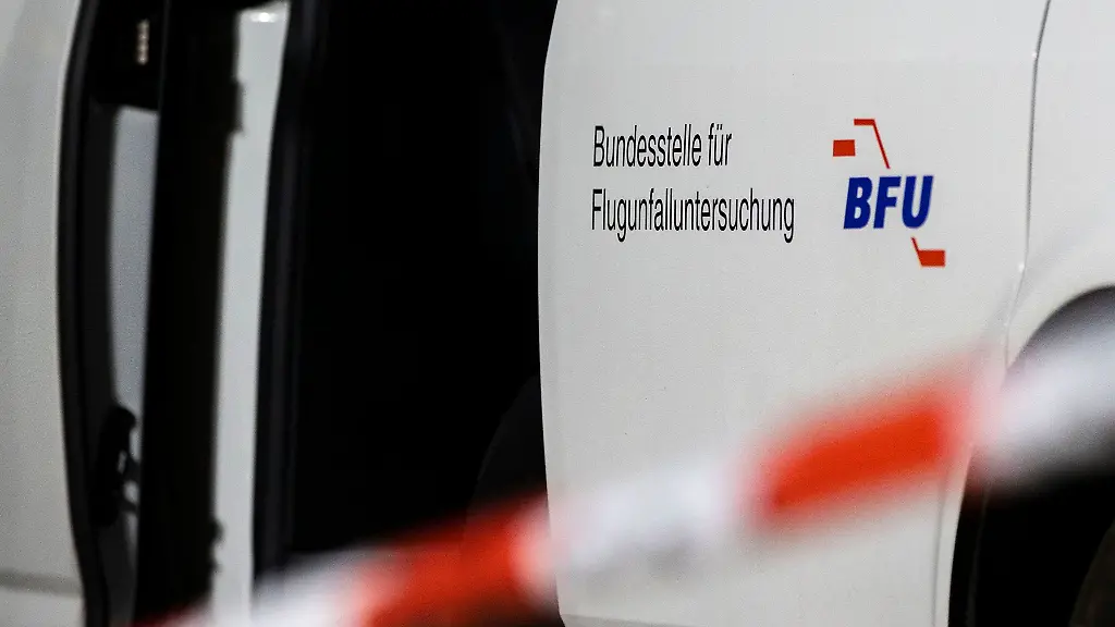 Ein-Auto-der-Bundesstelle-fuer-Flugunfalluntersuchung-BFU-steht-unweit-der-Absturzstelle-eines-Kleinflugzeugs-Symbolbild-Die-Bundesstelle-wird-nun-auch-den-Absturz-eines-Motorseglers-in-Porta-Westfalica-unter-die-Lupe-nehmen