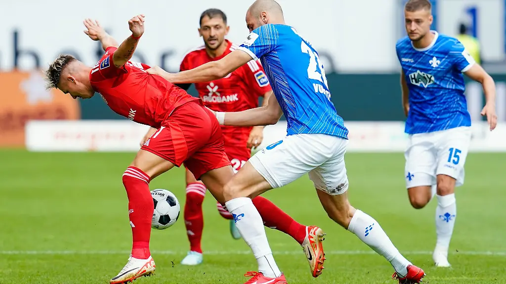 Duesseldorf-um-Felix-Klaus-l-und-Darmstadt-um-Aleksandar-Vukotic-lieferten-sich-ein-Duell-auf-Augenhoehe